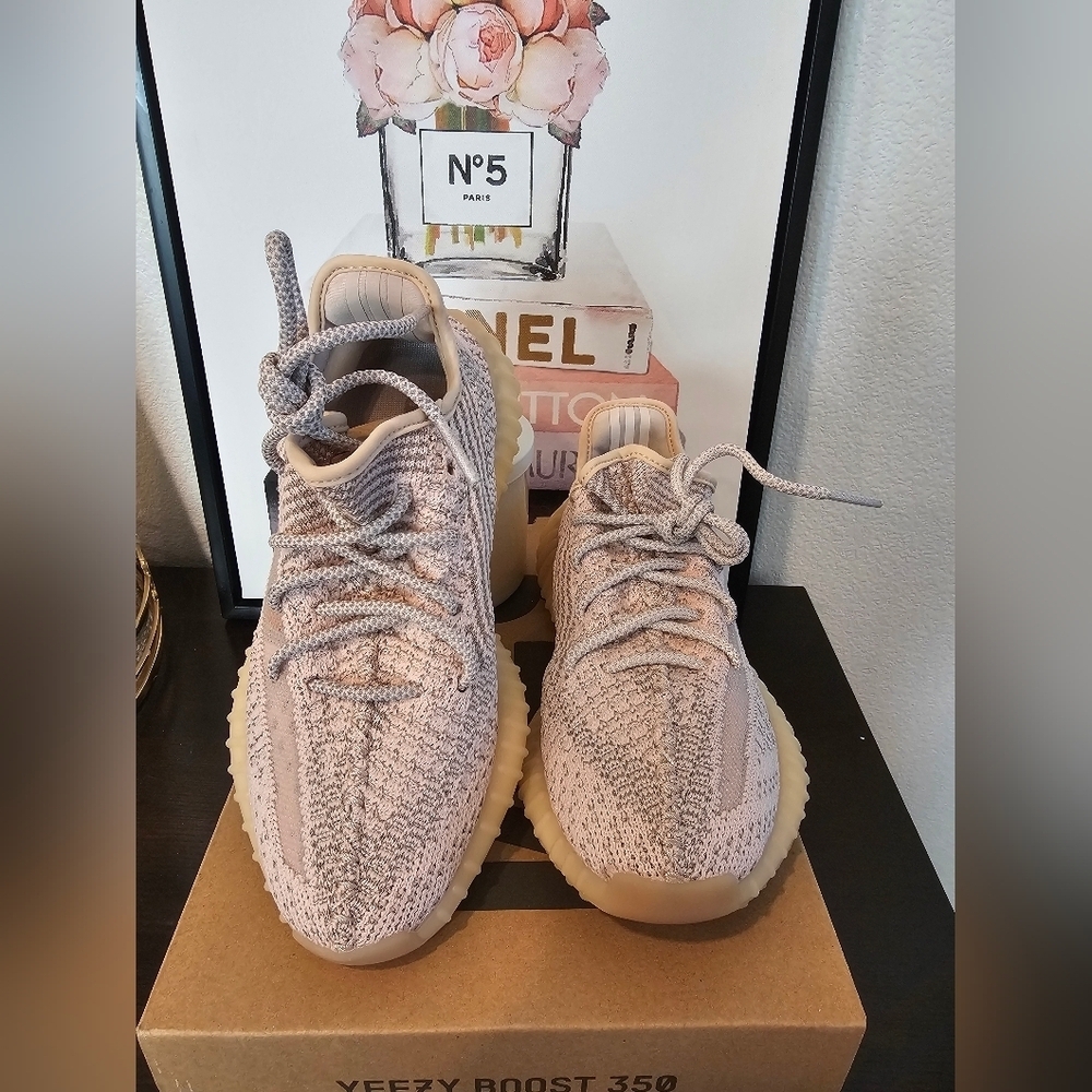 Yeezy Boost 350 V2 Sneakers . US Size 5 - Picture 2 of 14